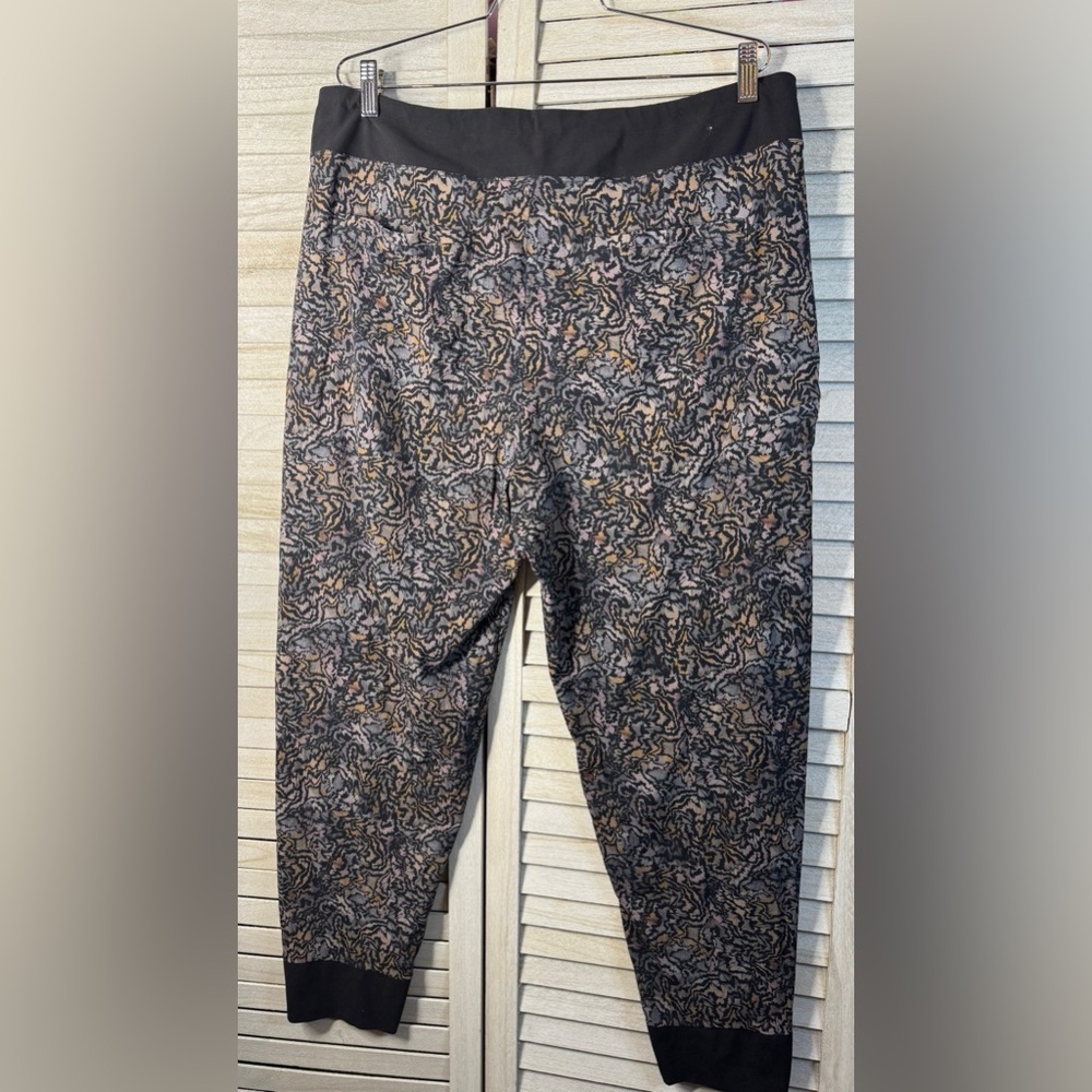 Athleta Stylish Gray Patterned Athletic Pants. Ex… - image 3